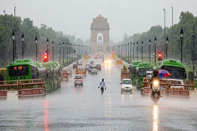 दिल्ली-एनसीआर में बारिश से मिली गर्मी से राहत, कई इलाकों में जलभराव