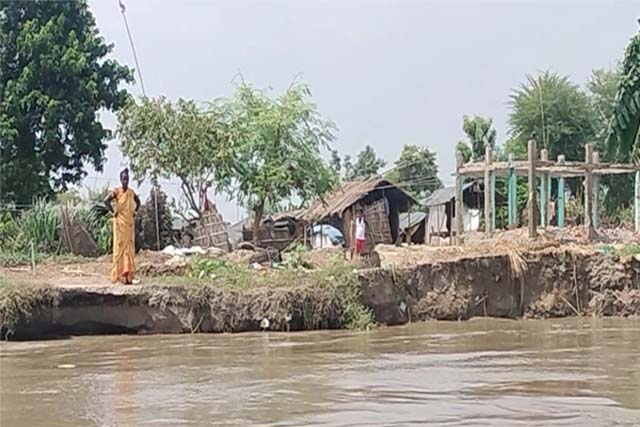 साहिबगंज बैधनाथपुर व कारगिल दियारा में बाढ़ व कटाव की जद में ग्रामीण, अपना घर खुद तोड़ने को मजबूर
