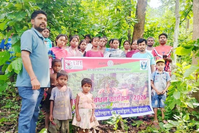 रक्षाबंधन पर ग्रामीणों ने पेड़ों को बांधी राखी, जंगलों की सुरक्षा का लिया संकल्प