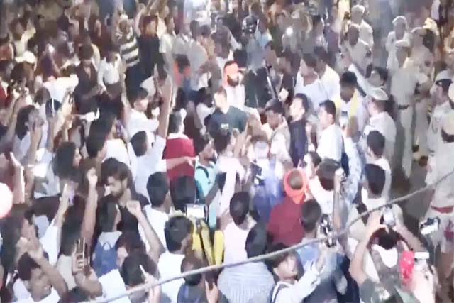 जाति आधारित आरक्षण के विरोध में जंतर-मंतर पर जुटे सैकड़ों लोग