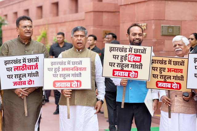 छात्र आंदोलन की गूंज दिल्ली तक पहुंची, भाजपा सांसदों ने संसद परिसर में किया प्रदर्शन