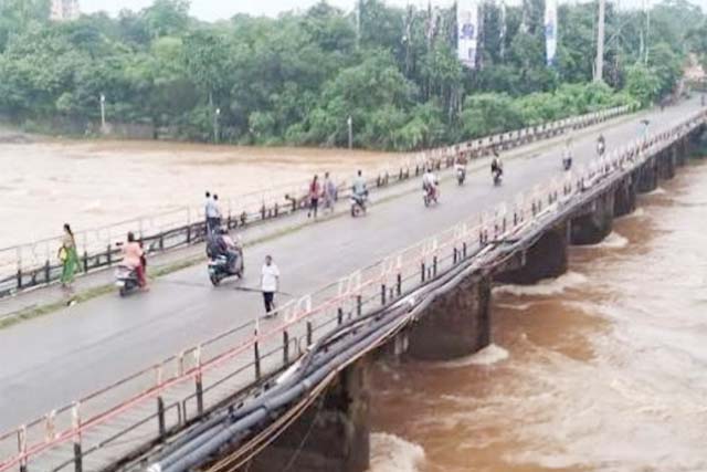जमशेदपुर में बाढ़ का खतरा बढ़ा, खरकई नदी खतरे के निशान से ऊपर