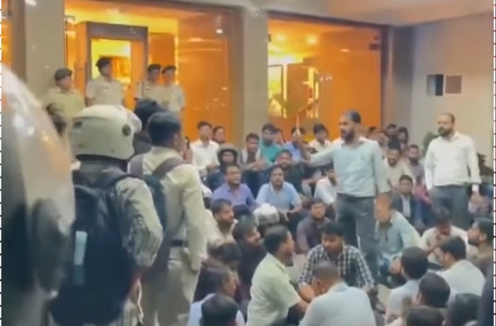 बिहार में वर्दीधारी ने शराब पीकर डांसर के साथ लगाए ठुमके, वीडियो वायरल