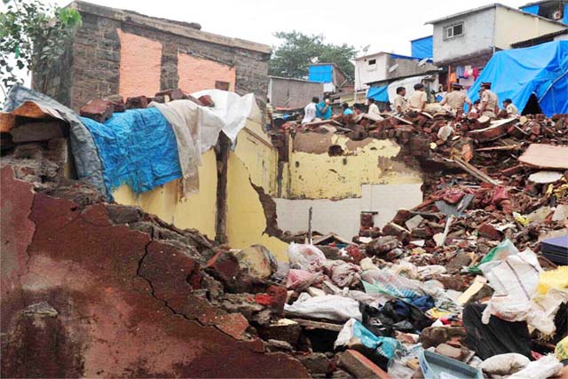 मुंबई के घाटकोपर में पहाड़ी धसकी, मलबा घरों पर गिरा, 6 की मौत