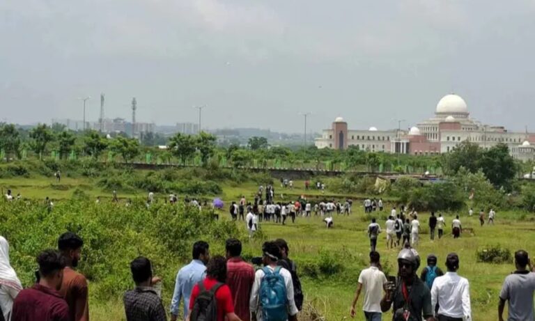 विधानसभा घेराव : बैरिकेडिंग तोड़कर विधानसभा के करीब पहुंचे छात्र, वाटर कैनन और लाठीचार्ज