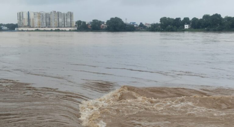 जमशेदपुर में खरकई-सुवर्णरेखा उफान पर, बागबेड़ा नया बस्ती में घुसा बाढ़ का पानी