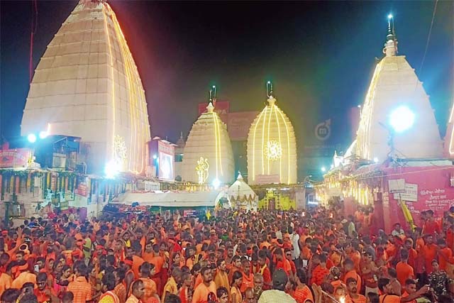 चौथी सोमवारी पर देवघर में उमड़ा आस्था का सैलाब, बोल बम के जयकारों से गूंजा बाबा धाम
