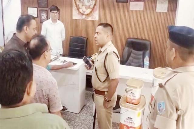 प्लाईवुड दुकान से 5 लाख की चोरी, सीसीटीवी में कैद चोर