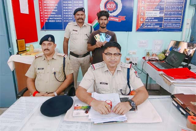 ब्रह्मपुत्र मेल में यात्रियों के मोबाइल चोरी, आरपीएफ ने तीन मोबाइल के साथ आरोपी को दबोचा