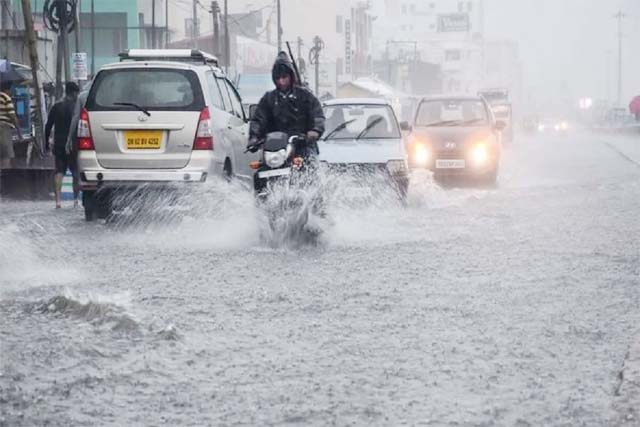 गहरे दबाव के चलते ओडिशा में मूसलादार बारिश, भूस्खलन और कई नदियां उफनी