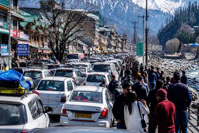ओवरटूरिज्म से जूझती दुनिया, भारत को अपनानी होगी टिकाऊ पर्यटन नीति