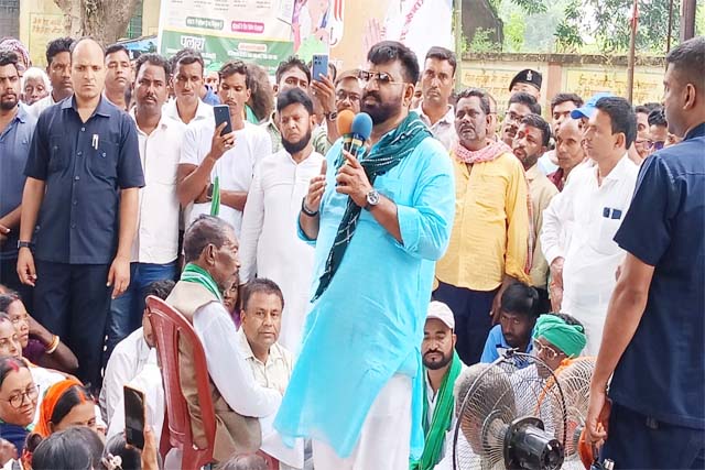 मधुपुर : केंद्र सरकार द्वारा खान एवं खनिज बिल पारित किए जाने के विरोध में जेएमएम का धरना प्रदर्शन