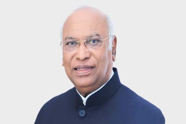 यूपीआई से 5 हजार के लेनदेन पर 25 और 10 हजार पर 50 रुपये शुल्क की खबर कितनी सच, जवाब दे सरकार : खरगे