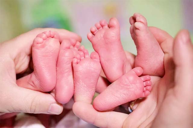 24 साल बाद जन्मी जुड़वां बच्चियों की मां ने कर दी हत्या