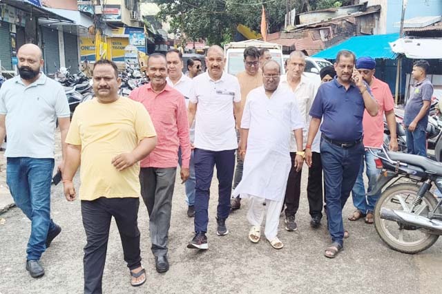 बैंक डकैती और ज्वेलरी दुकान में चोरी के विरोध में गोलमुरी बाजार बंद