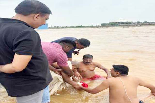 बराकर नदी में बेटे श्रेयश ने मंत्री सुदिव्य सोनू की अस्थि का किया विसर्जन
