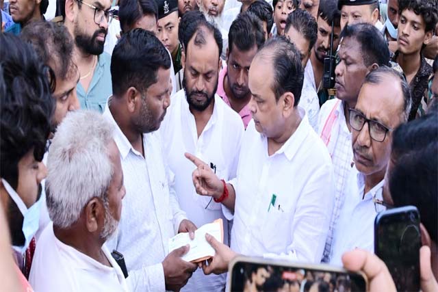 लोहरंगी सड़क हादसे में युवक की मौत, मंत्री ने पीड़ित परिवार को दी ₹5.30 लाख की सहायता