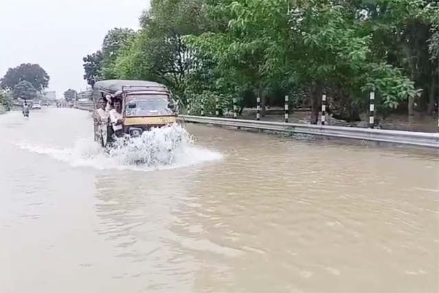 बाढ़ से भागलपुर-पटना मार्ग पर आवागमन ठप