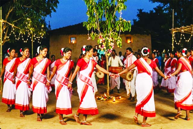 करम पर्व पर करम डाली और लाल पाड़ साड़ी से जगमग हुआ झारखंड, अखरा में झूमते रहे श्रद्धालु