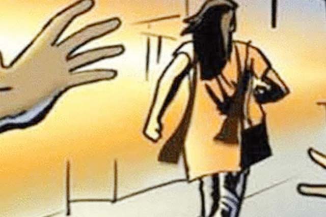 अब पटना में लड़की पर टूट पड़े दरिंदे, बीच सड़क पर छेड़ने के बाद पीटा, CCTV में कैद हुई हैवानों की तस्वीर