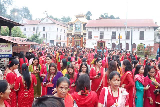 हरितालिका तीज पर पशुपतिनाथ मंदिर में उमड़ी श्रद्धालुओं की भीड़, सुबह 3 बजे से खोले गए चारों द्वार