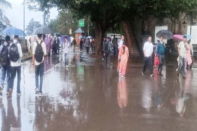 हिमाचल में मानसून ने फिर पकड़ा जोर, भूस्खलन से 67 सड़कें बंद, 142 ट्रांसफार्मर ठप