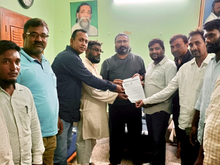 गुमानी स्टेशन पर इंटरसिटी के ठहराव की मांग को लेकर सांसद से मिला नव झारखंड जन एकता संगठन का शिष्टमंडल