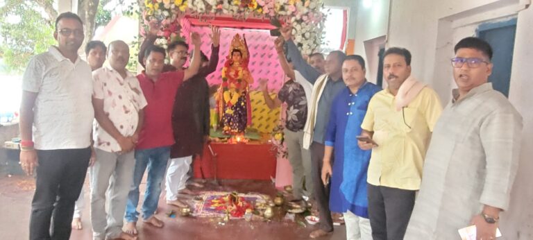 बरहेट में बलभद्र पूजा में उमड़ी श्रद्धालुओं की भीड़, गुमानी नदी में किया गयि प्रतिमा का विसर्जन