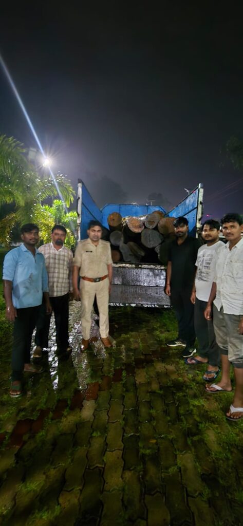 साहिबगंज :अवैध लकड़ी परिवहन के खिलाफ वन विभाग की कार्रवाई, 26 बोटा सेमल लकड़ी समेत बोलेरो पिकअप जब्त
