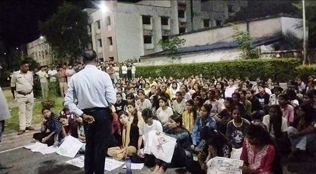 इंजीनियरिंग कॉलेज मेस में घटिया खाने पर छात्रों का हंगामा