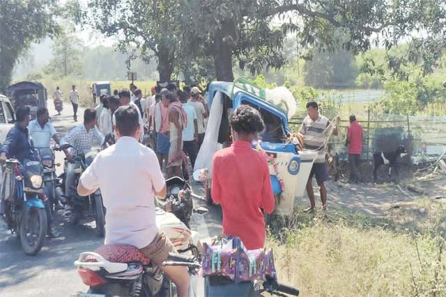 तीनपहाड़ में हुई ई रिक्शा व बाइक में भिड़ंत, तीन घायल