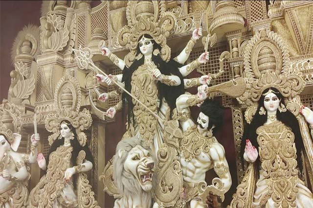 गांधी टोला दुर्गापूजा समिति पंडाल का उपायुक्त और एसपी ने किया उद्घाटन
