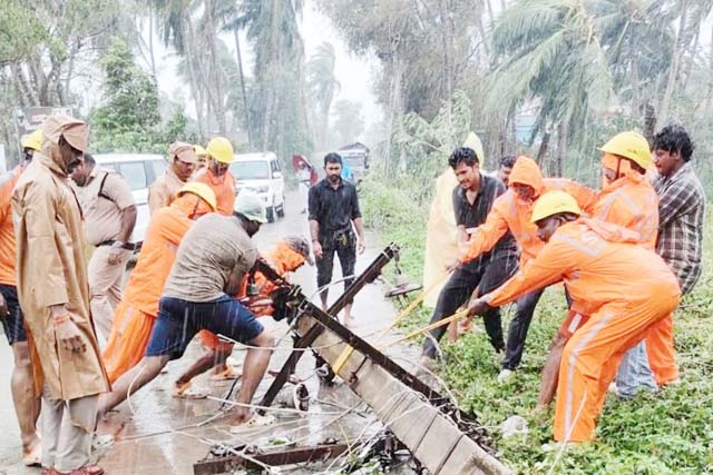 चक्रवाती तूफान अर्नब ने आंध्र और यनम में मचाई तबाही, 8 की मौत