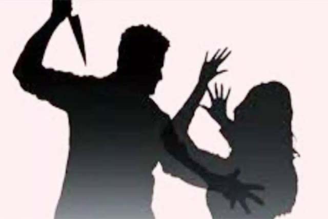 हंसुए से पत्नी पर जानलेवा हमला, अस्पताल में चल रहा इलाज