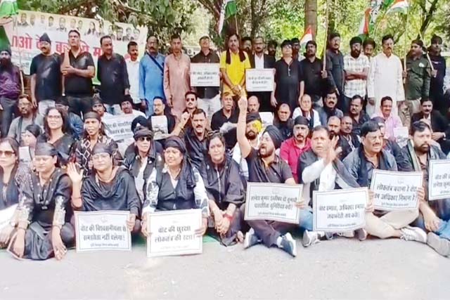 मुख्य चुनाव आयुक्त ज्ञानेश कुमार और भाजपा सरकार के खिलाफ कांग्रेस का जोरदार प्रदर्शन