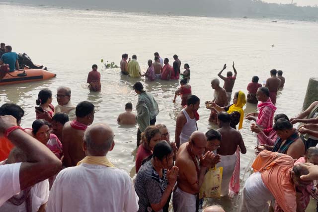 महालया पर पितरों के तर्पण के लिए कोलकाता-हावड़ा के गंगा घाटों पर उमड़ी भीड़