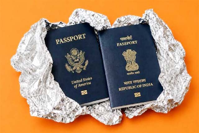 निजी जानकारी चोरी होने से बचने पासपोर्ट को एल्युमिनियम फॉयल में लपेट रहे लोग