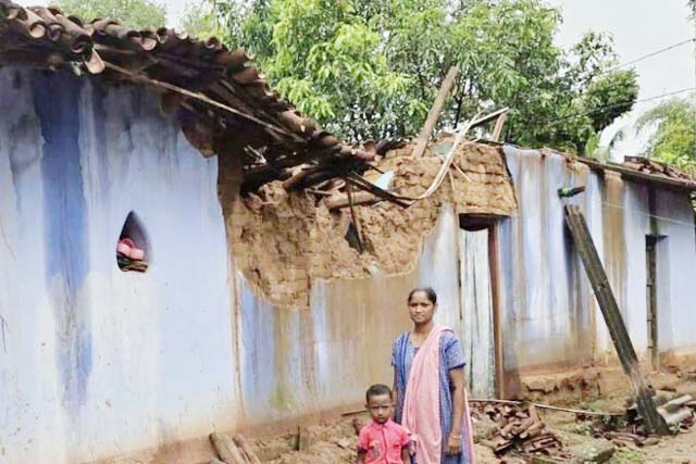 चक्रवाती तूफान की बारिश से राजापारोम गांव में तीन कच्चे मकान ढहे, बेघर हुए परिवार