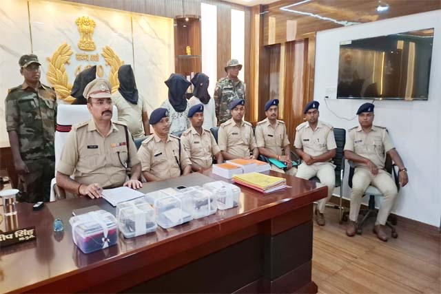 महुलपहाड़ी लूटकांड का खुलासा, चार आरोपी हथियारों के साथ गिरफ्तार,दो फरार