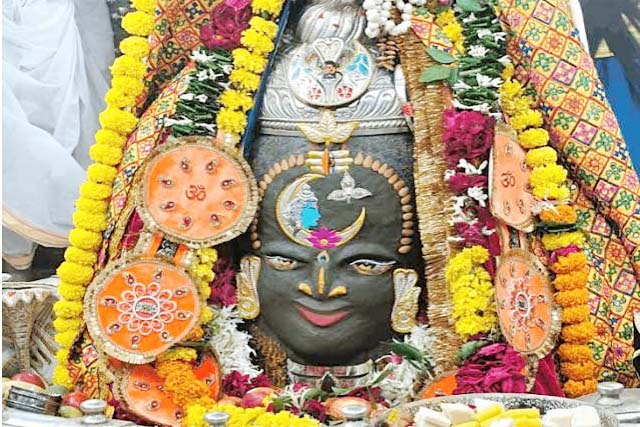 भस्म आरती में राजा स्वरूप में सजे बाबा महाकाल, भांग-चंदन और रजत आभूषणों से हुआ श्रृंगार