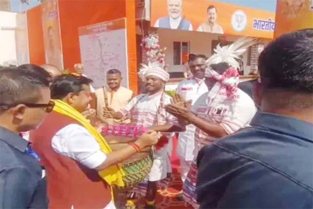 भाजपा की प्रदेश कार्यसमिति बैठक में पहुंचे राष्ट्रीय अध्यक्ष नितिन नवीन, मांदर बजाकर बढ़ाया कलाकारों का उत्साह