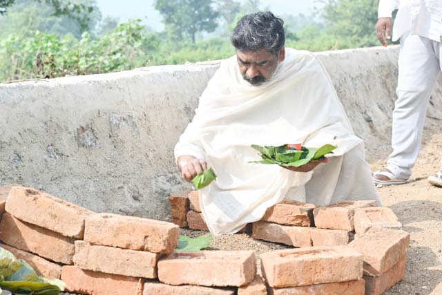 मां रूपी सोरेन के श्राद्ध कर्म के सातवें दिन मुख्यमंत्री हेमन्त सोरेन ने निभाईं पारंपरिक रस्में