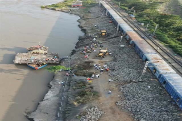 सकरीगली-महाराजपुर के बीच गंगा नदी के तटबंध को दुरुस्त करने का कार्य तीसरे दिन युद्ध स्तर पर जारी