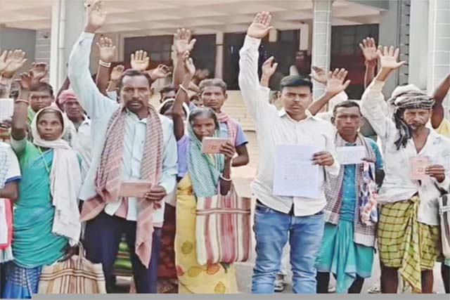 राशन में कटौती का आरोप, डीलर के खिलाफ डीसी से शिकायत