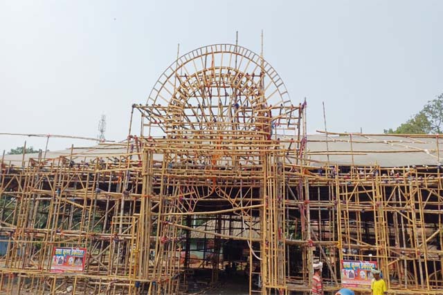 दुर्गोत्सव की धूम ,बंगाल के कारीगर दे रहे है पंडाल को भव्य रूप तो बंगाल के शिल्पकार गढ़ रहे मां की प्रतिमा
