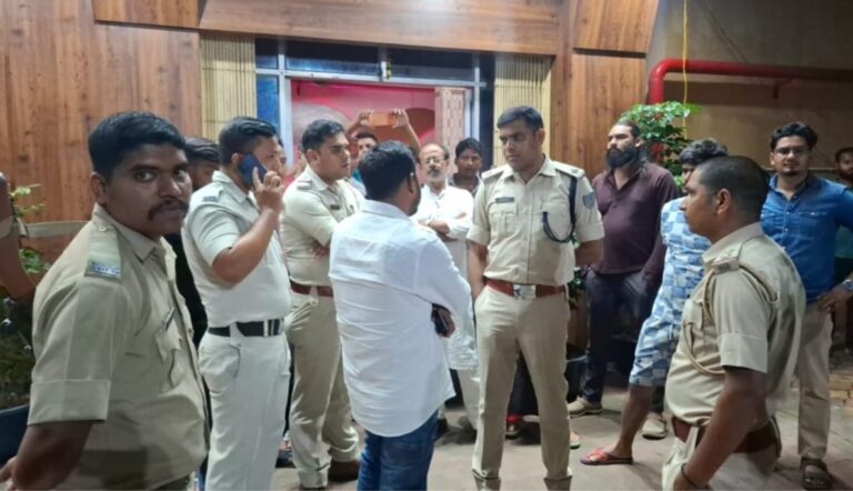 मालदा की सियासी जंग में पाकुड़ बना नया केंद्र, पाकुड़ होटल में बंगाल पुलिस की दस्तक