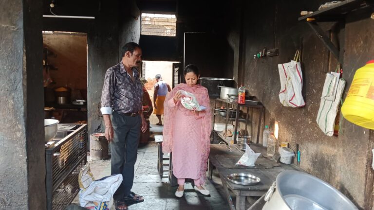 दुमका के कई होटलों और मिठाई दुकानों पर छापा, गंदगी और बिना लाइसेंस पर 19 हजार का जुर्माना