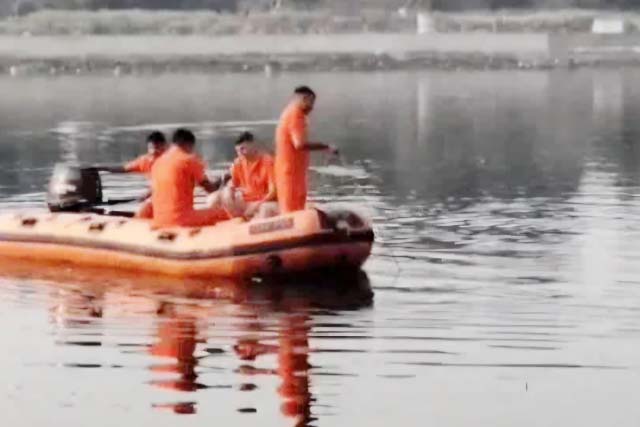 नाव पलटने से नहर में डूबे चारों युवकों के शव मिले