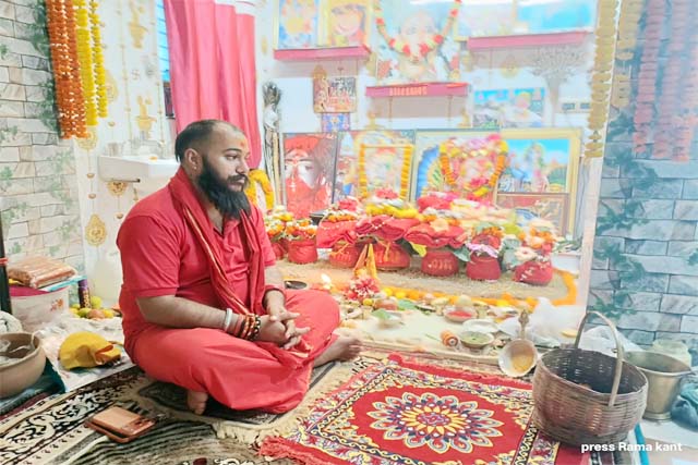 महामंडलेश्वर रोज मौसी के आवास पर वैष्णवी विधि-विधान से हो रही नवदुर्गा पूजा